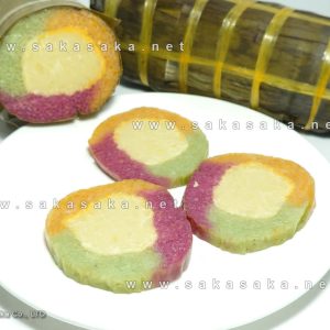 Sticky Rice and Mung Bean in 3 Colors (Banh tet dau xanh ngot 3 mau), In addition to the green and white color of rice, the cake also has the purple color of Camphor leaves and the red color of GAC fruit