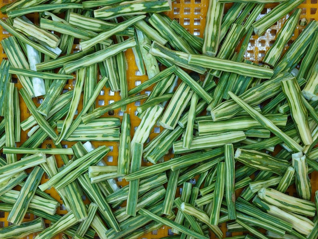 Before being packed into leaves, the drumsticks will be cut into pieces according to the customer's request.